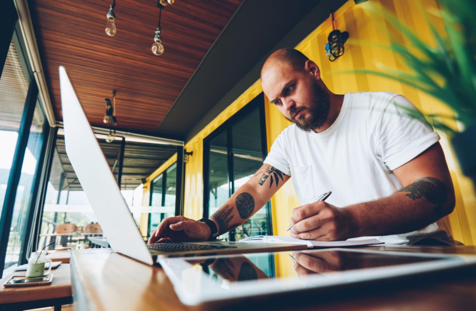 Studenti che utilizzano la piattaforma di apprendimento interattiva durante una sessione di studio