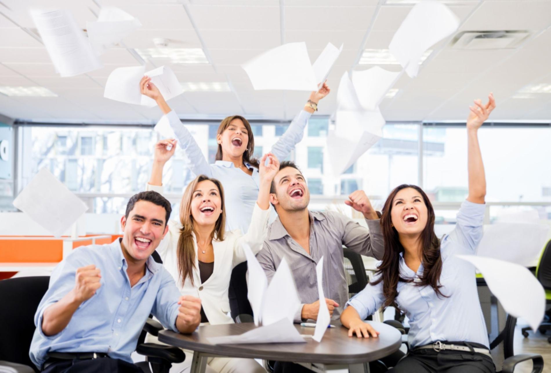 Studente che lavora con strumenti di analisi del budget