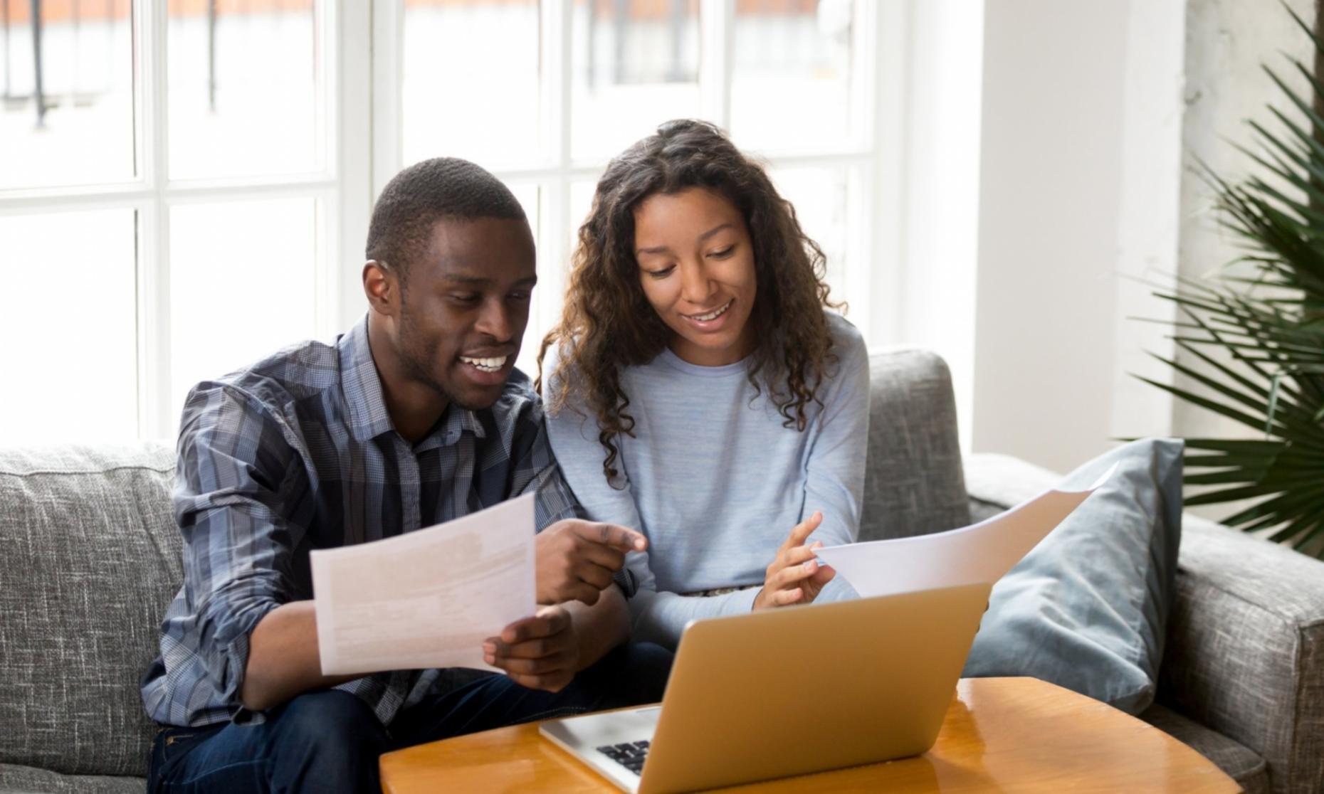 Professionista che presenta strategie di distribuzione delle risorse